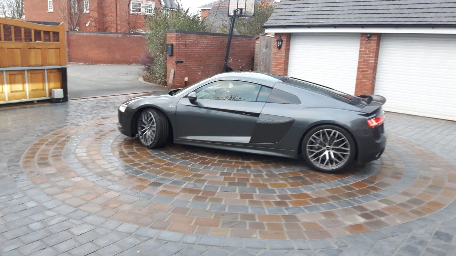 Circular block paving driveway crafted by Gary Pearce Landscapes
